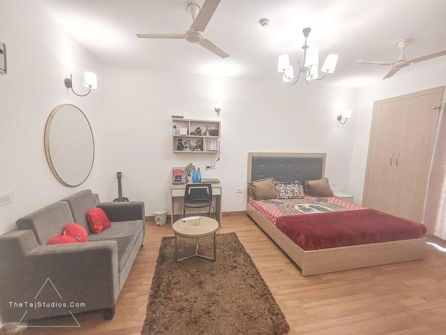 Top Luxury & Couple Friendly Stay Gp By Taj Suites & Studios #New Year Party & Stay Noida Zewnętrze zdjęcie