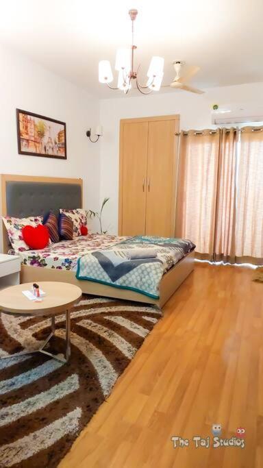 Top Luxury & Couple Friendly Stay Gp By Taj Suites & Studios #New Year Party & Stay Noida Zewnętrze zdjęcie