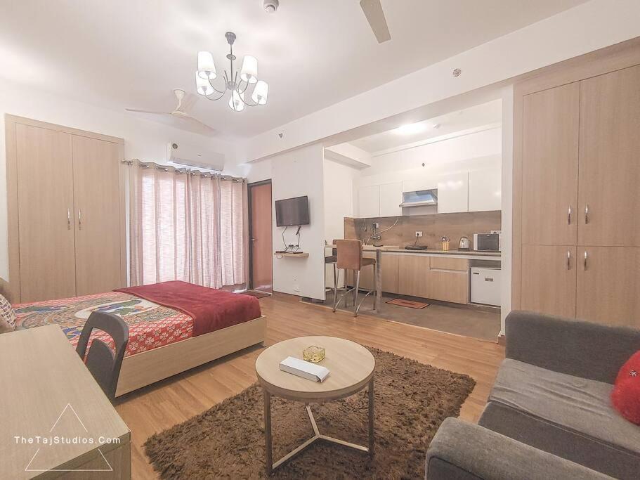 Top Luxury & Couple Friendly Stay Gp By Taj Suites & Studios #New Year Party & Stay Noida Zewnętrze zdjęcie