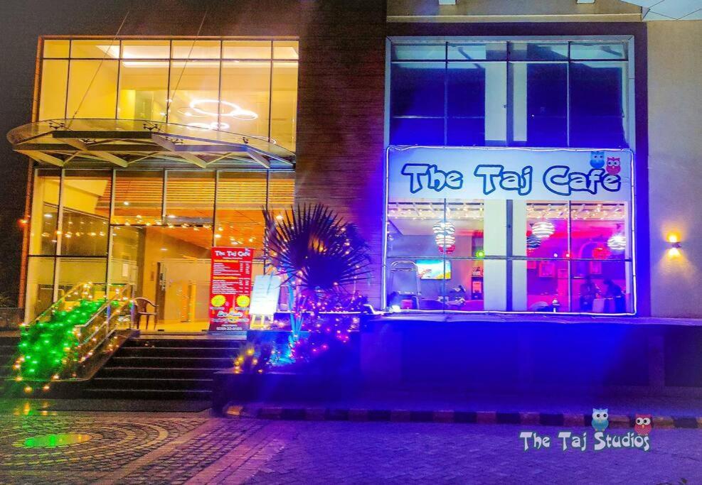 Top Luxury & Couple Friendly Stay Gp By Taj Suites & Studios #New Year Party & Stay Noida Zewnętrze zdjęcie