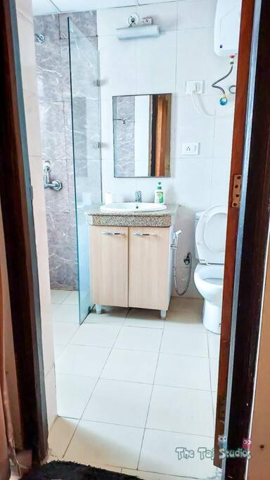 Top Luxury & Couple Friendly Stay Gp By Taj Suites & Studios #New Year Party & Stay Noida Zewnętrze zdjęcie